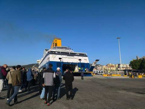 &Mu;&upsilon;&tau;&iota;&lambda;ή&nu;&eta;: &Sigma;&upsilon;&nu;&epsilon;&chi;ί&zeta;&omicron;&upsilon;&nu; &tau;&omicron;&upsilon;&sigmaf; &alpha;&pi;&omicron;&kappa;&lambda;&epsilon;&iota;&sigma;&mu;&omicron;ύ&sigmaf; &sigma;&tau;&omicron; &lambda;&iota;&mu;ά&nu;&iota; &omicron;&iota; &kappa;&tau;&eta;&nu;&omicron;&tau;&rho;ό&phi;&omicron;&iota; - &Alpha;&pi;&omicron;&beta;ί&beta;&alpha;&sigma;&eta; &mu;ό&nu;&omicron; &gamma;&iota;&alpha; &epsilon;&pi;&iota;&beta;ά&tau;&epsilon;&sigmaf;