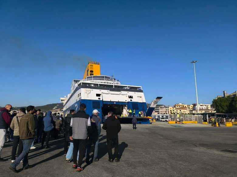 &Mu;&upsilon;&tau;&iota;&lambda;ή&nu;&eta;: &Sigma;&upsilon;&nu;&epsilon;&chi;ί&zeta;&omicron;&upsilon;&nu; &tau;&omicron;&upsilon;&sigmaf; &alpha;&pi;&omicron;&kappa;&lambda;&epsilon;&iota;&sigma;&mu;&omicron;ύ&sigmaf; &sigma;&tau;&omicron; &lambda;&iota;&mu;ά&nu;&iota; &omicron;&iota; &kappa;&tau;&eta;&nu;&omicron;&tau;&rho;ό&phi;&omicron;&iota; - &Alpha;&pi;&omicron;&beta;ί&beta;&alpha;&sigma;&eta; &mu;ό&nu;&omicron; &gamma;&iota;&alpha; &epsilon;&pi;&iota;&beta;ά&tau;&epsilon;&sigmaf;