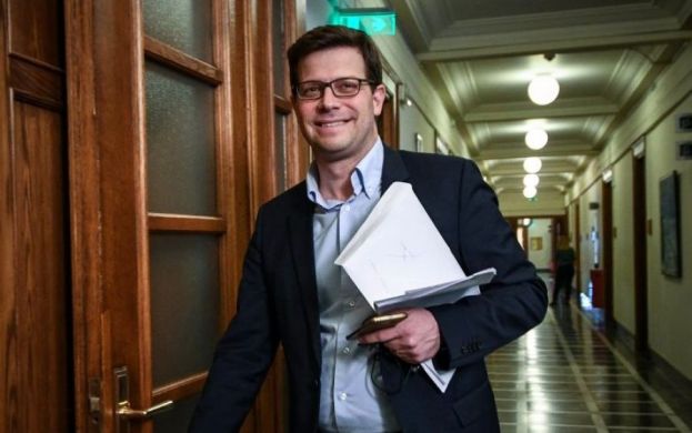 &Kappa;&alpha;&rho;&phi;ώ&nu;&epsilon;&iota; &tau;&eta; &Nu;&Delta; &omicron; &Tau;ό&lambda;&kappa;&alpha;&sigmaf; &gamma;&iota;&alpha; &tau;&omicron; &laquo;&alpha;&upsilon;&tau;&omicron;&delta;ύ&nu;&alpha;&mu;&eta; &Epsilon;&lambda;&lambda;ά&delta;&alpha;&raquo;: H N&Delta; &alpha;&nu;&tau;&iota;&gamma;&rho;ά&phi;&epsilon;&iota; &sigma;&upsilon;&nu;&theta;ή&mu;&alpha;&tau;&alpha; &alpha;&pi;ό &kappa;ό&mu;&mu;&alpha;&tau;&alpha; &epsilon;&nu;&tau;ό&sigmaf; &kappa;&alpha;&iota; &epsilon;&kappa;&tau;ό&sigmaf; &Epsilon;&lambda;&lambda;ά&delta;&alpha;&sigmaf;