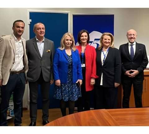 &Eta; Ά&nu;&nu;&alpha; &Mu;ά&nu;&eta;-&Pi;&alpha;&pi;&alpha;&delta;&eta;&mu;&eta;&tau;&rho;ί&omicron;&upsilon; &epsilon;&kappa;&pi;&rho;ό&sigma;&omega;&pi;&omicron;&sigmaf; &tau;&eta;&sigmaf; &Kappa;&upsilon;&beta;έ&rho;&nu;&eta;&sigma;&eta;&sigmaf; &sigma;&tau;&iota;&sigmaf; &epsilon;&kappa;&delta;&eta;&lambda;ώ&sigma;&epsilon;&iota;&sigmaf; &gamma;&iota;&alpha; &tau;&alpha; 75 &chi;&rho;ό&nu;&iota;&alpha; &tau;&eta;&sigmaf; &Mu;&Epsilon;&Beta;&Gamma;&Alpha;&Lambda;