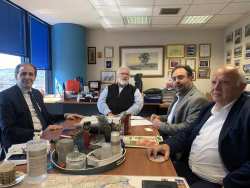 &Mu;&epsilon; &tau;&omicron;&nu; &Gamma;.&Gamma;. &Epsilon;&nu;&omega;&sigma;&iota;&alpha;&kappa;ώ&nu; &Pi;ό&rho;&omega;&nu; &tau;&omicron;&upsilon; &Upsilon;&Pi;&Alpha;&Alpha;&Tau; &sigma;&upsilon;&nu;&alpha;&nu;&tau;ή&theta;&eta;&kappa;&epsilon; &omicron; &Delta;ή&mu;&alpha;&rho;&chi;&omicron;&sigmaf; &Beta;έ&rho;&omicron;&iota;&alpha;&sigmaf;