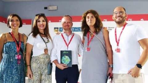 &Tau;&omicron; Film Office &tau;&eta;&sigmaf; &Pi;&epsilon;&rho;&iota;&phi;έ&rho;&epsilon;&iota;&alpha;&sigmaf; &Kappa;&epsilon;&nu;&tau;&rho;&iota;&kappa;ή&sigmaf; &Mu;&alpha;&kappa;&epsilon;&delta;&omicron;&nu;ί&alpha;&sigmaf; &sigma;&tau;&omicron; 81&omicron; &Phi;&epsilon;&sigma;&tau;&iota;&beta;ά&lambda; &Kappa;&iota;&nu;&eta;&mu;&alpha;&tau;&omicron;&gamma;&rho;ά&phi;&omicron;&upsilon; &tau;&eta;&sigmaf; &Beta;&epsilon;&nu;&epsilon;&tau;ί&alpha;&sigmaf;