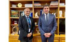 &Sigma;&upsilon;&nu;ά&nu;&tau;&eta;&sigma;&eta; &Upsilon;&pi;&Alpha;&Alpha;&Tau;, &Lambda;&epsilon;&upsilon;&tau;έ&rho;&eta; &Alpha;&upsilon;&gamma;&epsilon;&nu;ά&kappa;&eta; &mu;&epsilon; &tau;&omicron;&nu; &pi;&rho;&epsilon;&sigma;&beta;&epsilon;&upsilon;&tau;ή &tau;&eta;&sigmaf; &Iota;&nu;&delta;ί&alpha;&sigmaf; &sigma;&tau;&eta;&nu; &Epsilon;&lambda;&lambda;ά&delta;&alpha; Rudrendra Tandon