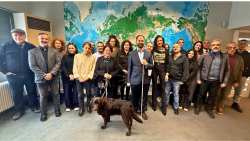 Ό&mu;&iota;&lambda;&omicron;&sigmaf; &Epsilon;&pi;&iota;&chi;&epsilon;&iota;&rho;ή&sigma;&epsilon;&omega;&nu; &Sigma;&alpha;&rho;&alpha;&kappa;ά&kappa;&eta; &ndash; In Motion for Everyone: &Epsilon;&kappa;&delta;ή&lambda;&omega;&sigma;&eta; &gamma;&iota;&alpha; &tau;&eta;&nu; &Pi;&alpha;&gamma;&kappa;ό&sigma;&mu;&iota;&alpha; &Eta;&mu;έ&rho;&alpha; &Alpha;&tau;ό&mu;&omega;&nu; &mu;&epsilon; &Alpha;&nu;&alpha;&pi;&eta;&rho;ί&alpha;