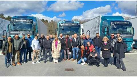 Ό&mu;&iota;&lambda;&omicron;&sigmaf; &Epsilon;&pi;&iota;&chi;&epsilon;&iota;&rho;ή&sigma;&epsilon;&omega;&nu; &Sigma;&alpha;&rho;&alpha;&kappa;ά&kappa;&eta; - Volvo Trucks &amp; Buses Greece: &Epsilon;&kappa;&pi;&alpha;&iota;&delta;&epsilon;&upsilon;&tau;&iota;&kappa;ό &tau;&alpha;&xi;ί&delta;&iota; &sigma;&tau;&eta; &Sigma;&omicron;&upsilon;&eta;&delta;ί&alpha;