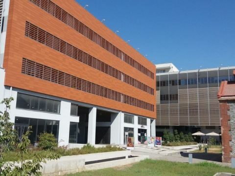 &Eta; &Pi;&epsilon;&rho;&iota;&phi;έ&rho;&epsilon;&iota;&alpha; &Kappa;&epsilon;&nu;&tau;&rho;&iota;&kappa;ή&sigmaf; &Mu;&alpha;&kappa;&epsilon;&delta;&omicron;&nu;ί&alpha;&sigmaf; &epsilon;&nu;&iota;&sigma;&chi;ύ&epsilon;&iota; &tau;&rho;&epsilon;&iota;&sigmaf; &kappa;&omicron;&iota;&nu;&omega;&nu;&iota;&kappa;έ&sigmaf; &delta;&omicron;&mu;έ&sigmaf; &upsilon;&pi;&omicron;&sigma;&tau;ή&rho;&iota;&xi;&eta;&sigmaf; &pi;&alpha;&iota;&delta;&iota;ώ&nu; &sigma;&tau;&eta; &Theta;&epsilon;&sigma;&sigma;&alpha;&lambda;&omicron;&nu;ί&kappa;&eta;