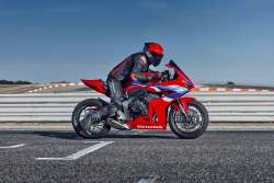 Honda Motorcycles CB650R MY24 &amp; CBR650R MY24 - &Epsilon;&nu;&theta;&omicron;&upsilon;&sigma;&iota;&alpha;&sigma;&mu;ό&sigmaf; &alpha;&pi;ό &tau;&eta;&nu; &pi;&rho;ώ&tau;&eta; &sigma;&tau;&iota;&gamma;&mu;ή