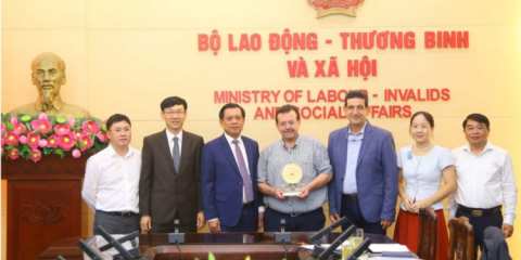 &Epsilon;&Theta;.&Epsilon;.&Alpha;.&Sigma;.: &Pi;&rho;&omicron;&chi;&omega;&rho;&omicron;ύ&nu; &omicron;&iota; &delta;&iota;&alpha;&delta;&iota;&kappa;&alpha;&sigma;ί&epsilon;&sigmaf; &gamma;&iota;&alpha; &tau;&eta; &mu;&epsilon;&tau;ά&kappa;&lambda;&eta;&sigma;&eta; &epsilon;&rho;&gamma;&alpha;&tau;ώ&nu; &gamma;&eta;&sigmaf; - &Epsilon;&pi;ί&sigma;&kappa;&epsilon;&psi;&eta; &Gamma;&iota;&alpha;&nu;&nu;&alpha;&kappa;ά&kappa;&eta; &kappa;&alpha;&iota; &Kappa;&omicron;&rho;&alpha;&sigma;ί&delta;&eta; &sigma;&tau;&alpha; &Upsilon;&pi;. &Epsilon;&rho;&gamma;&alpha;&sigma;ί&alpha;&sigmaf; &tau;&eta;&sigmaf; &Tau;&alpha;ϊ&lambda;ά&nu;&delta;&eta;&sigmaf; &kappa;&alpha;&iota; &tau;&omicron;&upsilon; &Beta;&iota;&epsilon;&tau;&nu;ά&mu;