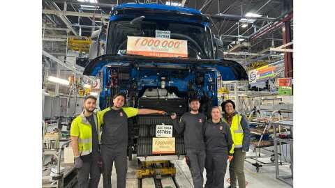 Έ&nu;&alpha; &epsilon;&kappa;&alpha;&tau;&omicron;&mu;&mu;ύ&rho;&iota;&omicron; &phi;&omicron;&rho;&tau;&eta;&gamma;ά Renault Trucks &sigma;&tau;&omicron; Bourg-en-Bresse