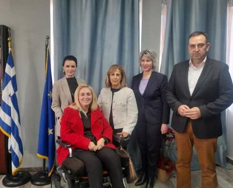 &Sigma;&upsilon;&nu;ά&nu;&tau;&eta;&sigma;&eta; &tau;&eta;&sigmaf; &Pi;&epsilon;&rho;&iota;&phi;&epsilon;&rho;&epsilon;&iota;ά&rho;&chi;&eta; &Kappa;&epsilon;&nu;&tau;&rho;&iota;&kappa;ή&sigmaf; &Mu;&alpha;&kappa;&epsilon;&delta;&omicron;&nu;ί&alpha;&sigmaf; &Alpha;&theta;&eta;&nu;ά&sigmaf; &Alpha;&eta;&delta;&omicron;&nu;ά &mu;&epsilon; &Delta;&eta;&mu;ά&rho;&chi;&omicron;&upsilon;&sigmaf; &tau;&eta;&sigmaf; &Pi;.&Epsilon;. &Chi;&alpha;&lambda;&kappa;&iota;&delta;&iota;&kappa;ή&sigmaf;