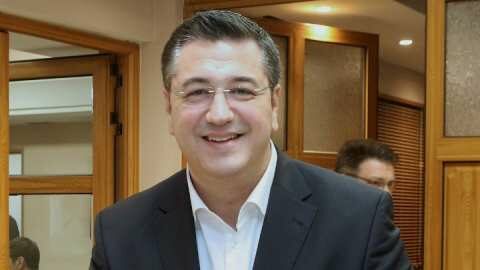 &Omicron;  &Alpha;&pi;. &Tau;&zeta;&iota;&tau;&zeta;&iota;&kappa;ώ&sigma;&tau;&alpha;&sigmaf; &upsilon;&pi;έ&gamma;&rho;&alpha;&psi;&epsilon; &tau;&iota;&sigmaf; &alpha;&pi;&omicron;&phi;ά&sigma;&epsilon;&iota;&sigmaf; &gamma;&iota;&alpha; &tau;&eta; &lambda;&epsilon;&iota;&tau;&omicron;&upsilon;&rho;&gamma;ί&alpha; &tau;&omega;&nu; &kappa;&omicron;&iota;&nu;&omega;&nu;&iota;&kappa;ώ&nu; &delta;&omicron;&mu;ώ&nu; 24 &Delta;ή&mu;&omega;&nu; &tau;&eta;&sigmaf; &Kappa;&epsilon;&nu;&tau;&rho;&iota;&kappa;ή&sigmaf; &Mu;&alpha;&kappa;&epsilon;&delta;&omicron;&nu;ί&alpha;&sigmaf;, &pi;&omicron;&upsilon; &epsilon;&xi;&upsilon;&pi;&eta;&rho;&epsilon;&tau;&omicron;ύ&nu; 23.000 &pi;&omicron;&lambda;ί&tau;&epsilon;&sigmaf;