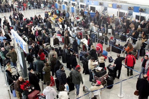 &Kappa;&rho;ή&tau;&eta; : &Pi;ά&nu;&omega; &alpha;&pi;ό &mu;&iota;&sigma;ό &epsilon;&kappa;&alpha;&tau;&omicron;&mu;&mu;ύ&rho;&iota;&omicron; &tau;&omicron;&upsilon;&rho;ί&sigma;&tau;&epsilon;&sigmaf; &sigma;&tau;&omicron; &alpha;&epsilon;&rho;&omicron;&delta;&rho;ό&mu;&iota;&omicron; &tau;&omicron;&upsilon; &Eta;&rho;&alpha;&kappa;&lambda;&epsilon;ί&omicron;&upsilon; &tau;&omicron;&nu; &Alpha;ύ&gamma;&omicron;&upsilon;&sigma;&tau;&omicron;