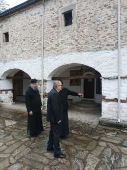 &Omicron; &Gamma;. &Kappa;&alpha;&rho;&alpha;&sigma;&mu;ά&nu;&eta;&sigmaf; &sigma;&tau;&omicron;&nu; &chi;ώ&rho;&omicron; &epsilon;&rho;&epsilon;&upsilon;&nu;ώ&nu; &sigma;&tau;&eta;&nu; &Iota;&epsilon;&rho;ά &Mu;&omicron;&nu;ή &Alpha;&rho;&chi;&alpha;&gamma;&gamma;έ&lambda;&omicron;&upsilon;