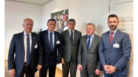 &Delta;&eta;&lambda;ώ&sigma;&epsilon;&iota;&sigmaf; &Upsilon;&pi;&Alpha;&Alpha;&Tau; &mu;&epsilon;&tau;ά &tau;&eta; &sigma;&upsilon;&nu;ά&nu;&tau;&eta;&sigma;ή &tau;&omicron;&upsilon; &mu;&epsilon; &tau;&omicron;&nu; &Epsilon;&pi;ί&tau;&rho;&omicron;&pi;&omicron; &Gamma;&iota;ά&nu;&nu;&omicron;&upsilon;&sigmaf; &Beta;ό&iota;&tau;&sigma;&epsilon;&sigma;&chi;ό&phi;&sigma;&kappa;&iota;, &gamma;&iota;&alpha; &tau;&omicron;&nu; &Omicron;&Pi;&Epsilon;&Kappa;&Epsilon;&Pi;&Epsilon;