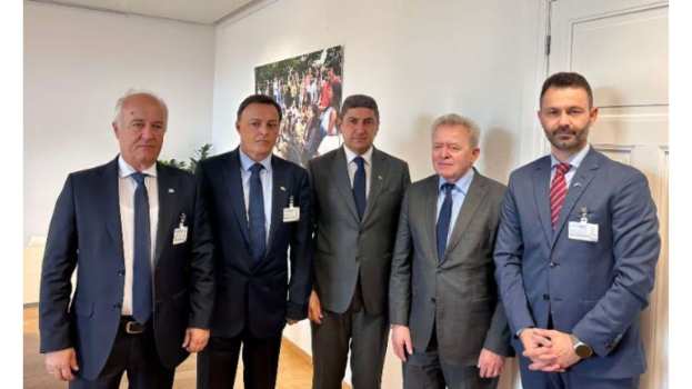 &Delta;&eta;&lambda;ώ&sigma;&epsilon;&iota;&sigmaf; &Upsilon;&pi;&Alpha;&Alpha;&Tau; &mu;&epsilon;&tau;ά &tau;&eta; &sigma;&upsilon;&nu;ά&nu;&tau;&eta;&sigma;ή &tau;&omicron;&upsilon; &mu;&epsilon; &tau;&omicron;&nu; &Epsilon;&pi;ί&tau;&rho;&omicron;&pi;&omicron; &Gamma;&iota;ά&nu;&nu;&omicron;&upsilon;&sigmaf; &Beta;ό&iota;&tau;&sigma;&epsilon;&sigma;&chi;ό&phi;&sigma;&kappa;&iota;, &gamma;&iota;&alpha; &tau;&omicron;&nu; &Omicron;&Pi;&Epsilon;&Kappa;&Epsilon;&Pi;&Epsilon;