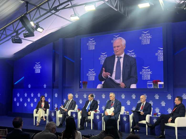 &Omicron; &Upsilon;&phi;&Alpha;&Alpha;&Tau;, O &Gamma;&iota;ά&nu;&nu;&eta;&sigmaf; &Alpha;&nu;&delta;&rho;&iota;&alpha;&nu;ό&sigmaf; &sigma;&tau;&omicron; &Omicron;&iota;&kappa;&omicron;&nu;&omicron;&mu;&iota;&kappa;ό &Phi;ό&rho;&omicron;&upsilon;&mu; &tau;&omega;&nu; &Delta;&epsilon;&lambda;&phi;ώ&nu; &gamma;&iota;&alpha; &tau;&eta;&nu; &Epsilon;&theta;&nu;&iota;&kappa;ή &Alpha;&sigma;&phi;ά&lambda;&epsilon;&iota;&alpha; &kappa;&alpha;&iota; &tau;&eta;&nu; &Epsilon;&pi;&iota;&beta;ί&omega;&sigma;&eta; &tau;&omega;&nu; &Alpha;&gamma;&rho;&omicron;&tau;&iota;&kappa;ώ&nu; &Kappa;&omicron;&iota;&nu;&omicron;&tau;ή&tau;&omega;&nu;