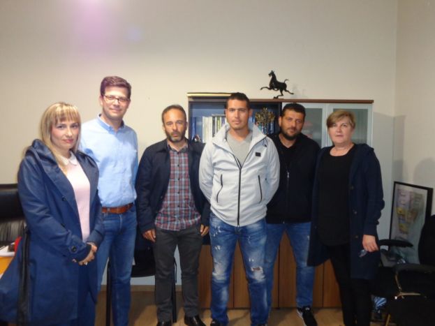 &Sigma;&upsilon;&nu;ά&nu;&tau;&eta;&sigma;&eta; &Alpha;&gamma;&rho;&omicron;&tau;&iota;&kappa;&omicron;ύ &Sigma;&upsilon;&lambda;&lambda;ό&gamma;&omicron;&upsilon; &Eta;&mu;&alpha;&theta;ί&alpha;&sigmaf; &mu;&epsilon; &tau;&omicron;&nu; &Upsilon;&phi;&upsilon;&pi;&omicron;&upsilon;&rho;&gamma;ό &Mu;&epsilon;&tau;&alpha;&nu;&alpha;&sigma;&tau;&epsilon;&upsilon;&tau;&iota;&kappa;ή&sigmaf; &Pi;&omicron;&lambda;&iota;&tau;&iota;&kappa;ή&sigmaf; &kappa;. Ά&gamma;&gamma;&epsilon;&lambda;&omicron; &Tau;ό&lambda;&kappa;&alpha;