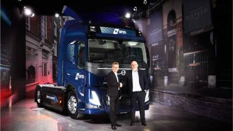 &Eta; Volvo &lambda;&alpha;&mu;&beta;ά&nu;&epsilon;&iota; &pi;&alpha;&rho;&alpha;&gamma;&gamma;&epsilon;&lambda;ί&alpha; &gamma;&iota;&alpha; 100 &eta;&lambda;&epsilon;&kappa;&tau;&rho;&iota;&kappa;ά &phi;&omicron;&rho;&tau;&eta;&gamma;ά &alpha;&pi;ό &tau;&eta;&nu; DFDS