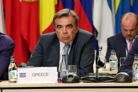 &Mu;&alpha;&rho;&gamma;&alpha;&rho;ί&tau;&eta;&sigmaf; &Sigma;&chi;&omicron;&iota;&nu;ά&sigmaf;: &laquo;&Chi;&omega;&rho;ί&sigmaf; &nu;έ&omicron;&upsilon;&sigmaf; &alpha;&nu;&theta;&rho;ώ&pi;&omicron;&upsilon;&sigmaf;, &delta;&epsilon;&nu; &mu;&pi;&omicron;&rho;&epsilon;ί &nu;&alpha; &upsilon;&pi;ά&rho;&xi;&epsilon;&iota; &mu;έ&lambda;&lambda;&omicron;&nu; &gamma;&iota;&alpha; &tau;&eta;&nu; &epsilon;&upsilon;&rho;&omega;&pi;&alpha;ϊ&kappa;ή &alpha;&lambda;&iota;&epsilon;ί&alpha; &kappa;&alpha;&iota; &upsilon;&delta;&alpha;&tau;&omicron;&kappa;&alpha;&lambda;&lambda;&iota;έ&rho;&gamma;&epsilon;&iota;&alpha;&raquo;