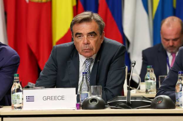 &Mu;&alpha;&rho;&gamma;&alpha;&rho;ί&tau;&eta;&sigmaf; &Sigma;&chi;&omicron;&iota;&nu;ά&sigmaf;: &laquo;&Chi;&omega;&rho;ί&sigmaf; &nu;έ&omicron;&upsilon;&sigmaf; &alpha;&nu;&theta;&rho;ώ&pi;&omicron;&upsilon;&sigmaf;, &delta;&epsilon;&nu; &mu;&pi;&omicron;&rho;&epsilon;ί &nu;&alpha; &upsilon;&pi;ά&rho;&xi;&epsilon;&iota; &mu;έ&lambda;&lambda;&omicron;&nu; &gamma;&iota;&alpha; &tau;&eta;&nu; &epsilon;&upsilon;&rho;&omega;&pi;&alpha;ϊ&kappa;ή &alpha;&lambda;&iota;&epsilon;ί&alpha; &kappa;&alpha;&iota; &upsilon;&delta;&alpha;&tau;&omicron;&kappa;&alpha;&lambda;&lambda;&iota;έ&rho;&gamma;&epsilon;&iota;&alpha;&raquo;