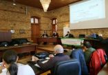 &Kappa;. &Kappa;&alpha;&lambda;&alpha;ϊ&tau;&zeta;ί&delta;&eta;&sigmaf;: &laquo;&Upsilon;&lambda;&omicron;&pi;&omicron;&iota;&omicron;ύ&mu;&epsilon; &mu;&iota;&alpha; &delta;&iota;&epsilon;&theta;&nu;ή &sigma;&upsilon;&nu;&epsilon;&rho;&gamma;&alpha;&sigma;ί&alpha;  &sigma;&tau;&omicron;&nu; &alpha;&gamma;&rho;&omicron;&delta;&iota;&alpha;&tau;&rho;&omicron;&phi;&iota;&kappa;ό &tau;&omicron;&mu;έ&alpha;  &pi;&omicron;&upsilon; &mu;&pi;&omicron;&rho;&epsilon;ί &nu;&alpha; &alpha;&pi;&omicron;&delta;ώ&sigma;&epsilon;&iota;  &pi;&omicron;&lambda;&lambda;&alpha;&pi;&lambda;ά &kappa;&alpha;&iota; &kappa;&alpha;&iota;&nu;&omicron;&tau;ό&mu;&alpha; &omicron;&phi;έ&lambda;&eta; &sigma;&tau;&eta;&nu; &Eta;&mu;&alpha;&theta;ί&alpha;&raquo;