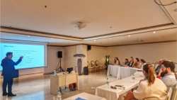 &Omicron; &Alpha;&nu;&tau;&iota;&pi;&epsilon;&rho;&iota;&phi;&epsilon;&rho;&epsilon;&iota;ά&rho;&chi;&eta;&sigmaf; &Tau;&omicron;&upsilon;&rho;&iota;&sigma;&mu;&omicron;ύ &pi;&alpha;&rho;&omicron;&upsilon;&sigma;ί&alpha;&sigma;&epsilon; &tau;&eta; &sigma;&tau;&rho;&alpha;&tau;&eta;&gamma;&iota;&kappa;ή &pi;&rho;&omicron;&sigma;έ&lambda;&kappa;&upsilon;&sigma;&eta;&sigmaf; &psi;&eta;&phi;&iota;&alpha;&kappa;ώ&nu; &nu;&omicron;&mu;ά&delta;&omega;&nu; &sigma;&tau;&eta;&nu; &Kappa;&rho;ή&tau;&eta;