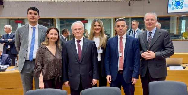 &Gamma;&iota;ά&nu;&nu;&eta;&sigmaf; &Alpha;&nu;&delta;&rho;&iota;&alpha;&nu;ό&sigmaf;: &Eta; &Epsilon;&lambda;&lambda;ά&delta;&alpha; &sigma;&tau;&eta;&rho;ί&zeta;&epsilon;&iota; &tau;&omicron;&nu; &pi;&rho;&omicron;&sigma;&alpha;&nu;&alpha;&tau;&omicron;&lambda;&iota;&sigma;&mu;ό &tau;&eta;&sigmaf; &Epsilon;&Epsilon; &gamma;&iota;&alpha; &epsilon;&nu;&epsilon;&rho;&gamma;ή &sigma;&tau;ή&rho;&iota;&xi;&eta; &tau;&omega;&nu; &pi;&alpha;&rho;&alpha;&gamma;&omega;&gamma;ώ&nu; &kappa;&alpha;&iota; &tau;&eta;&nu; &alpha;&nu;&theta;&epsilon;&kappa;&tau;&iota;&kappa;ό&tau;&eta;&tau;&alpha; &tau;&eta;&sigmaf; &epsilon;&upsilon;&rho;&omega;&pi;&alpha;ϊ&kappa;ή&sigmaf; &gamma;&epsilon;&omega;&rho;&gamma;ί&alpha;&sigmaf;
