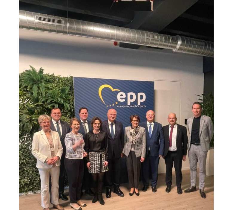 &Upsilon;&pi;&Alpha;&Alpha;&Tau;: &Alpha;&nu;&alpha;&gamma;&kappa;&alpha;ί&alpha; &eta; &lambda;ή&psi;&eta; &mu;έ&tau;&rho;&omega;&nu; &alpha;&pi;ό &tau;&eta;&nu; &Epsilon;&Epsilon; &gamma;&iota;&alpha; &tau;&eta; &sigma;&tau;ή&rho;&iota;&xi;&eta; &tau;&omega;&nu; &pi;&alpha;&rho;&alpha;&gamma;&omega;&gamma;ώ&nu; &alpha;&pi;έ&nu;&alpha;&nu;&tau;&iota; &sigma;&tau;&iota;&sigmaf; &delta;&iota;&epsilon;&theta;&nu;&epsilon;ί&sigmaf; &epsilon;&xi;&epsilon;&lambda;ί&xi;&epsilon;&iota;&sigmaf; &kappa;&alpha;&iota; &tau;&eta;&nu; &alpha;ύ&xi;&eta;&sigma;&eta; &tau;&omicron;&upsilon; &kappa;ό&sigma;&tau;&omicron;&upsilon;&sigmaf; &pi;&alpha;&rho;&alpha;&gamma;&omega;&gamma;ή&sigmaf;