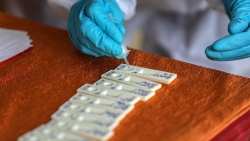 &Alpha;&upsilon;&tau;ά &epsilon;ί&nu;&alpha;&iota; &tau;&alpha; &sigma;&upsilon;&mu;&pi;&tau;ώ&mu;&alpha;&tau;&alpha; &tau;&eta;&sigmaf; &upsilon;&pi;&omicron;&pi;&alpha;&rho;&alpha;&lambda;&lambda;&alpha;&gamma;ή&sigmaf; JN.1 &tau;&omicron;&upsilon; SARS-CoV-2 &pi;&omicron;&upsilon; &epsilon;&xi;&alpha;&pi;&lambda;ώ&nu;&epsilon;&tau;&alpha;&iota; &rho;&alpha;&gamma;&delta;&alpha;ί&alpha;