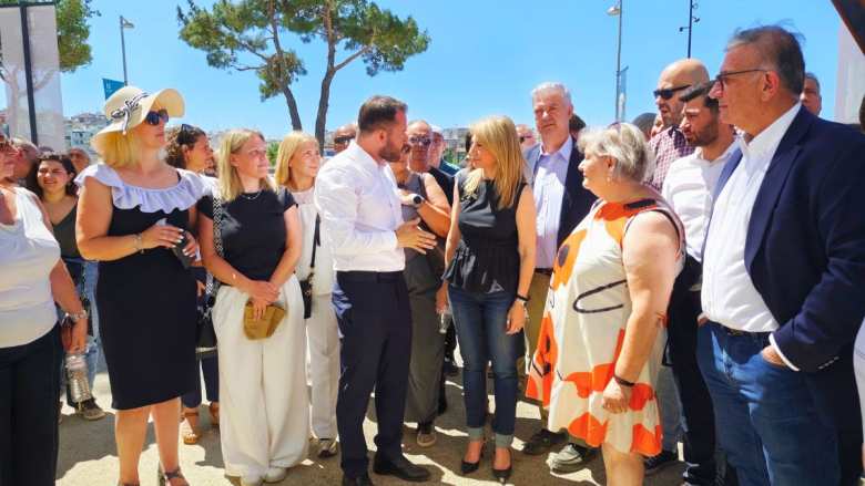 &Theta;&epsilon;&rho;&mu;ή &upsilon;&pi;&omicron;&delta;&omicron;&chi;ή &gamma;&iota;&alpha; &tau;&eta; &Mu;&alpha;&rho;ί&alpha; &Kappa;&alpha;&rho;&upsilon;&sigma;&tau;&iota;&alpha;&nu;&omicron;ύ &sigma;&tau;&alpha; &epsilon;&gamma;&kappa;&alpha;ί&nu;&iota;&alpha; &tau;&omicron;&upsilon; &Mu;&eta;&tau;&rho;&omicron;&pi;&omicron;&lambda;&iota;&tau;&iota;&kappa;&omicron;ύ &Pi;ά&rho;&kappa;&omicron;&upsilon; &Pi;&alpha;ύ&lambda;&omicron;&upsilon; &Mu;&epsilon;&lambda;ά &sigma;&tau;&eta; &Theta;&epsilon;&sigma;&sigma;&alpha;&lambda;&omicron;&nu;ί&kappa;&eta;