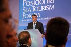 &Omicron; &Alpha;. &Tau;&zeta;&iota;&tau;&zeta;&iota;&kappa;ώ&sigma;&tau;&alpha;&sigmaf; &sigma;&tau;&omicron; 7&omicron; &Phi;ό&rho;&omicron;&upsilon;&mu; &Theta;&alpha;&lambda;ά&sigma;&sigma;&iota;&omicron;&upsilon; &Tau;&omicron;&upsilon;&rho;&iota;&sigma;&mu;&omicron;ύ Posidonia &gamma;&iota;&alpha; &tau;&eta;&nu; &kappa;&rho;&omicron;&upsilon;&alpha;&zeta;&iota;έ&rho;&alpha; &sigma;&tau;&eta; &Theta;&epsilon;&sigma;&sigma;&alpha;&lambda;&omicron;&nu;ί&kappa;&eta;