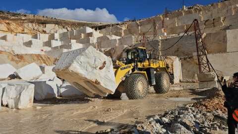 &Eta; Komatsu &epsilon;&pi;&iota;&lambda;έ&gamma;&epsilon;&iota; &tau;&eta;&nu; &Epsilon;&lambda;&lambda;ά&delta;&alpha; &gamma;&iota;&alpha; &tau;&eta;&nu; &epsilon;&xi;έ&lambda;&iota;&xi;&eta; &tau;&omicron;&upsilon; &nu;έ&omicron;&upsilon; &phi;&omicron;&rho;&tau;&omega;&tau;ή WA600 Stone Handler