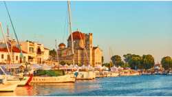 &Epsilon;&lambda;&lambda;ά&delta;&alpha;: T&alpha; 16 &pi;&iota;&omicron; "&chi;&alpha;&lambda;&alpha;&rho;&omega;&tau;&iota;&kappa;ά" &nu;&eta;&sigma;&iota;ά  &sigma;ύ&mu;&phi;&omega;&nu;&alpha; &mu;&epsilon; &tau;&omicron;&upsilon;&sigmaf; &beta;&rho;&epsilon;&tau;&alpha;&nu;&iota;&kappa;&omicron;ύ&sigmaf; Times