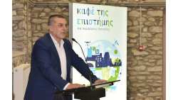 &Sigma;&tau;&omicron;&nu; &Tau;ύ&rho;&nu;&alpha;&beta;&omicron; &tau;&eta;&nu; 1&eta; &Nu;&omicron;&epsilon;&mu;&beta;&rho;ί&omicron;&upsilon; &tau;&omicron; &laquo;&Kappa;&alpha;&phi;έ &tau;&eta;&sigmaf; &Epsilon;&pi;&iota;&sigma;&tau;ή&mu;&eta;&sigmaf;&raquo; &mu;&epsilon; &theta;έ&mu;&alpha; &laquo;&Pi;ώ&sigmaf; &mu;&pi;&omicron;&rho;&epsilon;ί &eta; &Tau;&epsilon;&chi;&nu;&omicron;&lambda;&omicron;&gamma;ί&alpha; &nu;&alpha; &alpha;&lambda;&lambda;ά&xi;&epsilon;&iota; &tau;&eta;&nu; &Gamma;&epsilon;&omega;&rho;&gamma;ί&alpha;&raquo;