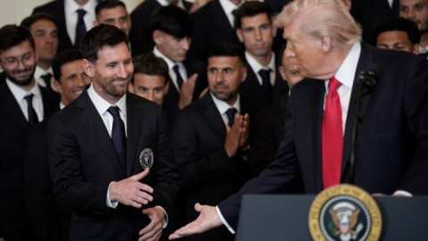 &Alpha;&mu;&epsilon;&rho;&iota;&kappa;ή: Έ&nu;&tau;&omicron;&nu;&eta; &kappa;&rho;&iota;&tau;&iota;&kappa;ή &sigma;&tau;&omicron;&nu; &Mu;έ&sigma;&iota; &gamma;&iota;&alpha; &tau;&eta; &sigma;&upsilon;&nu;ά&nu;&tau;&eta;&sigma;&eta; &kappa;&alpha;&iota; &tau;&omicron; &chi;&epsilon;&iota;&rho;&omicron;&kappa;&rho;ό&tau;&eta;&mu;&alpha; &sigma;&tau;&omicron;&nu; &Nu;&tau;ό&nu;&alpha;&lambda;&nu;&tau; &Tau;&rho;&alpha;&mu;&pi;