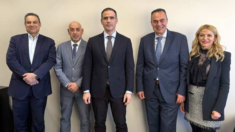 &Alpha;&pi;ό&lambda;&lambda;&omega;&nu; &Alpha;&Epsilon;, &tau;&omicron;&upsilon; &Omicron;&mu;ί&lambda;&omicron;&upsilon; &Epsilon;&pi;&iota;&chi;&epsilon;&iota;&rho;ή&sigma;&epsilon;&omega;&nu; &Sigma;&alpha;&rho;&alpha;&kappa;ά&kappa;&eta; &kappa;&alpha;&iota; DIN AGENTS: &Eta; &Sigma;&upsilon;&nu;&epsilon;&rho;&gamma;&alpha;&sigma;ί&alpha; &pi;&omicron;&upsilon; &alpha;&lambda;&lambda;ά&zeta;&epsilon;&iota; &tau;&alpha; &delta;&epsilon;&delta;&omicron;&mu;έ&nu;&alpha; &sigma;&tau;&eta;&nu; &Alpha;&sigma;&phi;&alpha;&lambda;&iota;&sigma;&tau;&iota;&kappa;ή &Alpha;&gamma;&omicron;&rho;ά