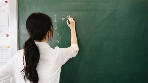 &Tau;&omicron; &chi;&alpha;&mu;έ&nu;&omicron; &kappa;ύ&rho;&omicron;&sigmaf; &tau;&omega;&nu; &epsilon;&kappa;&pi;&alpha;&iota;&delta;&epsilon;&upsilon;&tau;&iota;&kappa;ώ&nu;: &Alpha;&pi;ό &tau;&omicron;&nu; &sigma;&epsilon;&beta;&alpha;&sigma;&mu;ό &sigma;&tau;&eta;&nu; &alpha;&pi;&alpha;&xi;ί&omega;&sigma;&eta;