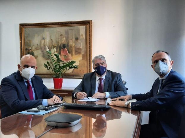 &Sigma;ί&mu;&omicron;&sigmaf; &Kappa;&epsilon;&delta;ί&kappa;&omicron;&gamma;&lambda;&omicron;&upsilon;: &Eta; &Tau;&rho;ά&pi;&epsilon;&zeta;&alpha; &Pi;&epsilon;&iota;&rho;&alpha;&iota;ώ&sigmaf; &sigma;&upsilon;&nu;&delta;&rho;ά&mu;&epsilon;&iota; &alpha;&pi;ό &tau;&eta;&nu; &pi;&rho;ώ&tau;&eta; &sigma;&tau;&iota;&gamma;&mu;ή &tau;&eta;&sigmaf; &kappa;&alpha;&tau;&alpha;&sigma;&tau;&rho;&omicron;&phi;&iota;&kappa;ή&sigmaf; &pi;&upsilon;&rho;&kappa;&alpha;&gamma;&iota;ά&sigmaf; &sigma;&tau;&eta; &Beta;ό&rho;&epsilon;&iota;&alpha; &Epsilon;ύ&beta;&omicron;&iota;&alpha;