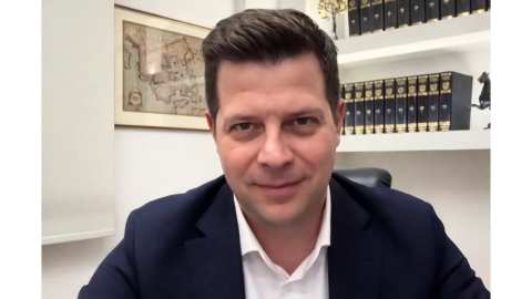 Ά&gamma;&gamma;&epsilon;&lambda;&omicron;&sigmaf; &Tau;ό&lambda;&kappa;&alpha;&sigmaf;: &laquo;&Epsilon;&pi;&tau;ά &chi;&rho;ό&nu;&iota;&alpha; &sigma;&tau;&alpha;&sigma;&iota;&mu;ό&tau;&eta;&tau;&alpha;&sigmaf; &kappa;&alpha;&iota; &tau;ώ&rho;&alpha;&hellip; &phi;&tau;&alpha;ί&epsilon;&iota; &eta; &alpha;&nu;&tau;&iota;&pi;&omicron;&lambda;ί&tau;&epsilon;&upsilon;&sigma;&eta;;&raquo;