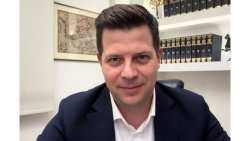 Ά&gamma;&gamma;&epsilon;&lambda;&omicron;&sigmaf; &Tau;ό&lambda;&kappa;&alpha;&sigmaf;: &laquo;&Epsilon;&pi;&tau;ά &chi;&rho;ό&nu;&iota;&alpha; &sigma;&tau;&alpha;&sigma;&iota;&mu;ό&tau;&eta;&tau;&alpha;&sigmaf; &kappa;&alpha;&iota; &tau;ώ&rho;&alpha;&hellip; &phi;&tau;&alpha;ί&epsilon;&iota; &eta; &alpha;&nu;&tau;&iota;&pi;&omicron;&lambda;ί&tau;&epsilon;&upsilon;&sigma;&eta;;&raquo;