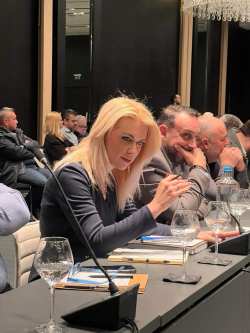 &Lambda;&iota;&nu;&alpha; &Tau;&omicron;&upsilon;&pi;&epsilon;&kappa;&tau;&sigma;&eta;: &laquo;&Epsilon;&lambda;&lambda;&eta;&nu;&omicron;&pi;&omicron;&iota;ή&sigma;&epsilon;&iota;&sigmaf; &Alpha;&gamma;&rho;&omicron;&tau;&iota;&kappa;ώ&nu; &Pi;&rho;&omicron;ϊό&nu;&tau;&omega;&nu;&raquo; Έ&nu;&alpha; &alpha;&pi;ό &tau;&alpha; &sigma;&omicron;&beta;&alpha;&rho;ό&tau;&epsilon;&rho;&alpha; &pi;&rho;&omicron;&beta;&lambda;ή&mu;&alpha;&tau;&alpha; &tau;&omicron;&upsilon; &pi;&rho;&omega;&tau;&omicron;&gamma;&epsilon;&nu;&omicron;ύ&sigmaf; &tau;&omicron;&mu;έ&alpha;