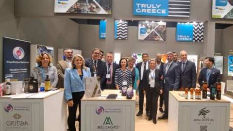 &Sigma;&upsilon;&mu;&mu;&epsilon;&tau;&omicron;&chi;ή &tau;&eta;&sigmaf; &Pi;&epsilon;&rho;&iota;&phi;έ&rho;&epsilon;&iota;&alpha;&sigmaf; &Kappa;&rho;ή&tau;&eta;&sigmaf; &sigma;&tau;&eta; &delta;&iota;&epsilon;&theta;&nu;ή έ&kappa;&theta;&epsilon;&sigma;&eta; &pi;&rho;&omicron;&iota;ό&nu;&tau;&omega;&nu; &laquo;ANUGA 2023&raquo;