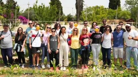 Ό&mu;&iota;&lambda;&omicron;&sigmaf; &Epsilon;&pi;&iota;&chi;&epsilon;&iota;&rho;ή&sigma;&epsilon;&omega;&nu; &Sigma;&alpha;&rho;&alpha;&kappa;ά&kappa;&eta;: &Tau;&alpha;&xi;ί&delta;&iota; &sigma;&tau;&omicron; &Kappa;έ&nu;&tau;&rho;&omicron; &tau;&eta;&sigmaf; &Gamma;&eta;&sigmaf; &ndash; &Mu;ί&alpha; &Delta;&rho;ά&sigma;&eta; &Gamma;&iota;&omicron;&rho;&tau;ή &gamma;&iota;&alpha; &tau;&omicron;&nu; Ά&nu;&theta;&rho;&omega;&pi;&omicron; &kappa;&alpha;&iota; &tau;&omicron; &Pi;&epsilon;&rho;&iota;&beta;ά&lambda;&lambda;&omicron;&nu;