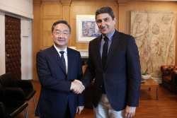 &Sigma;&upsilon;&nu;ά&nu;&tau;&eta;&sigma;&eta; &Upsilon;&pi;&Alpha;&Alpha;&Tau; &Lambda;&epsilon;&upsilon;&tau;έ&rho;&eta; &Alpha;&upsilon;&gamma;&epsilon;&nu;ά&kappa;&eta; &mu;&epsilon; &tau;&omicron;&nu; &Kappa;&iota;&nu;έ&zeta;&omicron; &omicron;&mu;ό&lambda;&omicron;&gamma;&omicron; &tau;&omicron;&upsilon; &Tau;ang Renjian