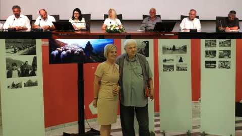 &Lambda;&iota;&beta;ά&delta;&iota;, &kappa;&omicron;&pi;ά&delta;&iota;, ά&nu;&theta;&rho;&omega;&pi;&omicron;&sigmaf;: &mu;&iota;&alpha; &sigma;&chi;έ&sigma;&eta; &zeta;&omega;ή&sigmaf;