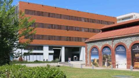 &Eta; &Pi;&epsilon;&rho;&iota;&phi;έ&rho;&epsilon;&iota;&alpha; &Kappa;&epsilon;&nu;&tau;&rho;&iota;&kappa;ή&sigmaf; &Mu;&alpha;&kappa;&epsilon;&delta;&omicron;&nu;ί&alpha;&sigmaf; &alpha;&nu;&alpha;&beta;&alpha;&theta;&mu;ί&zeta;&epsilon;&iota; &epsilon;&nu;&epsilon;&rho;&gamma;&epsilon;&iota;&alpha;&kappa;ά 15 &sigma;&chi;&omicron;&lambda;&iota;&kappa;ά &kappa;&tau;ί&rho;&iota;&alpha; &sigma;&tau;&alpha; &omicron;&pi;&omicron;ί&alpha; &sigma;&tau;&epsilon;&gamma;ά&zeta;&omicron;&nu;&tau;&alpha;&iota; 20 &sigma;&chi;&omicron;&lambda;&epsilon;ί&alpha;