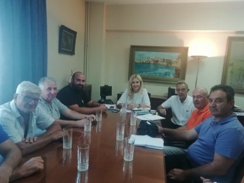 &Sigma;&upsilon;&nu;ά&nu;&tau;&eta;&sigma;&eta; &tau;&eta;&sigmaf; &Upsilon;&phi;&Alpha;&Alpha;&Tau;, &kappa;. &Phi;&omega;&tau;&epsilon;&iota;&nu;ή&sigmaf; &Alpha;&rho;&alpha;&mu;&pi;&alpha;&tau;&zeta;ή &mu;&epsilon; &epsilon;&kappa;&pi;&rho;&omicron;&sigma;ώ&pi;&omicron;&upsilon;&sigmaf; &tau;&omicron;&upsilon; &Pi;&alpha;&nu;&epsilon;&lambda;&lambda;ή&nu;&iota;&omicron;&upsilon; &Delta;&iota;&kappa;&tau;ύ&omicron;&upsilon; &Pi;&alpha;&rho;ά&kappa;&tau;&iota;&omega;&nu; &Alpha;&lambda;&iota;&epsilon;&upsilon;&tau;&iota;&kappa;ώ&nu; &Sigma;&upsilon;&lambda;&lambda;ό&gamma;&omega;&nu;