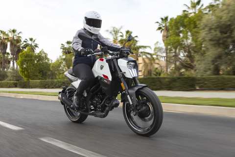 Peugeot Motocycles: H PM-01 E&tau;&omicron;&iota;&mu;&omicron;&pi;&alpha;&rho;ά&delta;&omicron;&tau;&eta; &kappa;&alpha;&iota; &delta;&iota;&alpha;&theta;έ&sigma;&iota;&mu;&eta; &gamma;&iota;&alpha; test ride!
