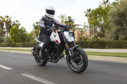 Peugeot Motocycles: H PM-01 E&tau;&omicron;&iota;&mu;&omicron;&pi;&alpha;&rho;ά&delta;&omicron;&tau;&eta; &kappa;&alpha;&iota; &delta;&iota;&alpha;&theta;έ&sigma;&iota;&mu;&eta; &gamma;&iota;&alpha; test ride!