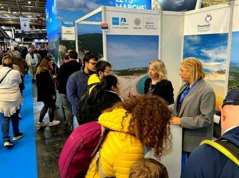 &Delta;&iota;&pi;&lambda;ή &sigma;&upsilon;&mu;&mu;&epsilon;&tau;&omicron;&chi;ή &tau;&eta;&sigmaf; &Pi;&epsilon;&rho;&iota;&phi;έ&rho;&epsilon;&iota;&alpha;&sigmaf; &Kappa;&epsilon;&nu;&tau;&rho;&iota;&kappa;ή&sigmaf; &Mu;&alpha;&kappa;&epsilon;&delta;&omicron;&nu;ί&alpha;&sigmaf; &sigma;&epsilon; &epsilon;&kappa;&theta;έ&sigma;&epsilon;&iota;&sigmaf; &tau;&omicron;&upsilon;&rho;&iota;&sigma;&mu;&omicron;ύ &sigma;&tau;&omicron; &Pi;&alpha;&rho;ί&sigma;&iota;